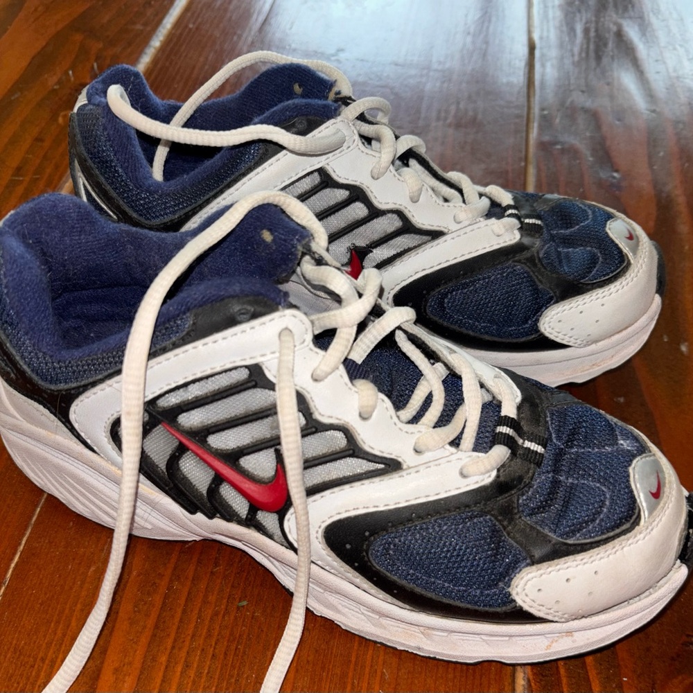 Vintage Nike Navy/White Running Sneakers with Red Swoosh